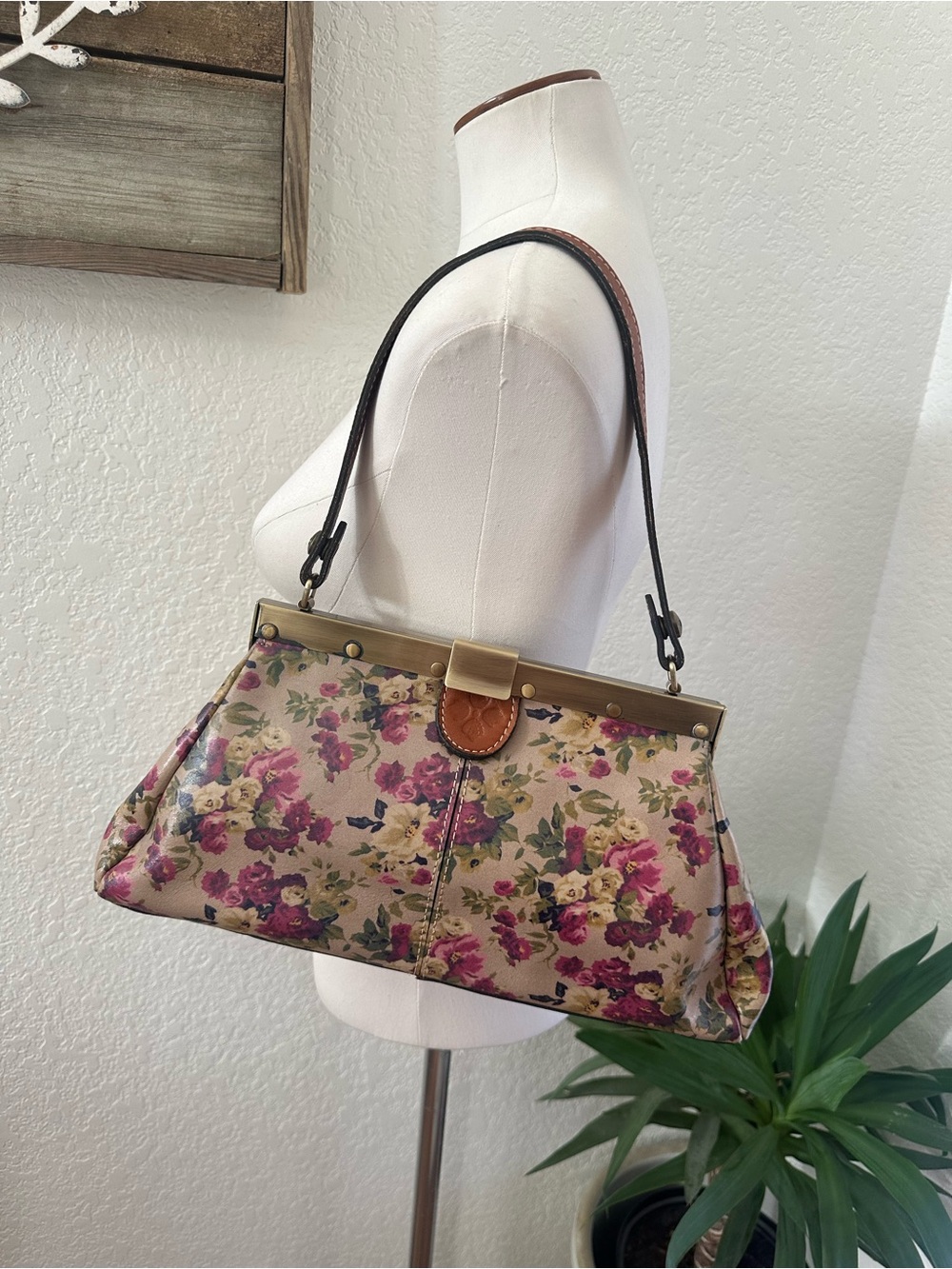 Patricia‎ Nash Floral Leather Frame-Top Shoulder Bag - Neutral Pink Floral
